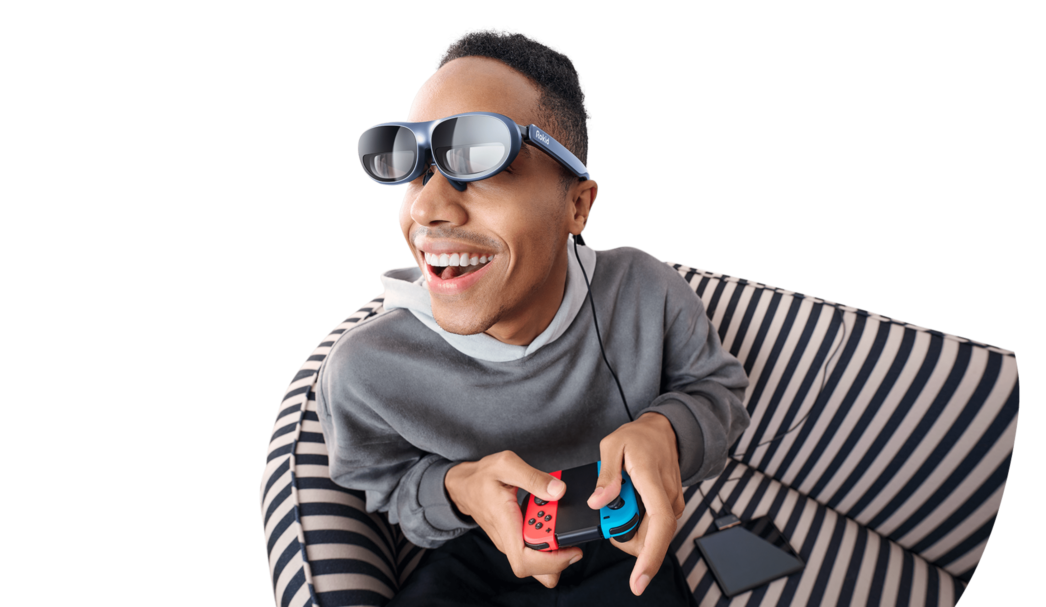 Мъж, носещ рокид Макс Ар очила, за да играе игри на Steam Deck
