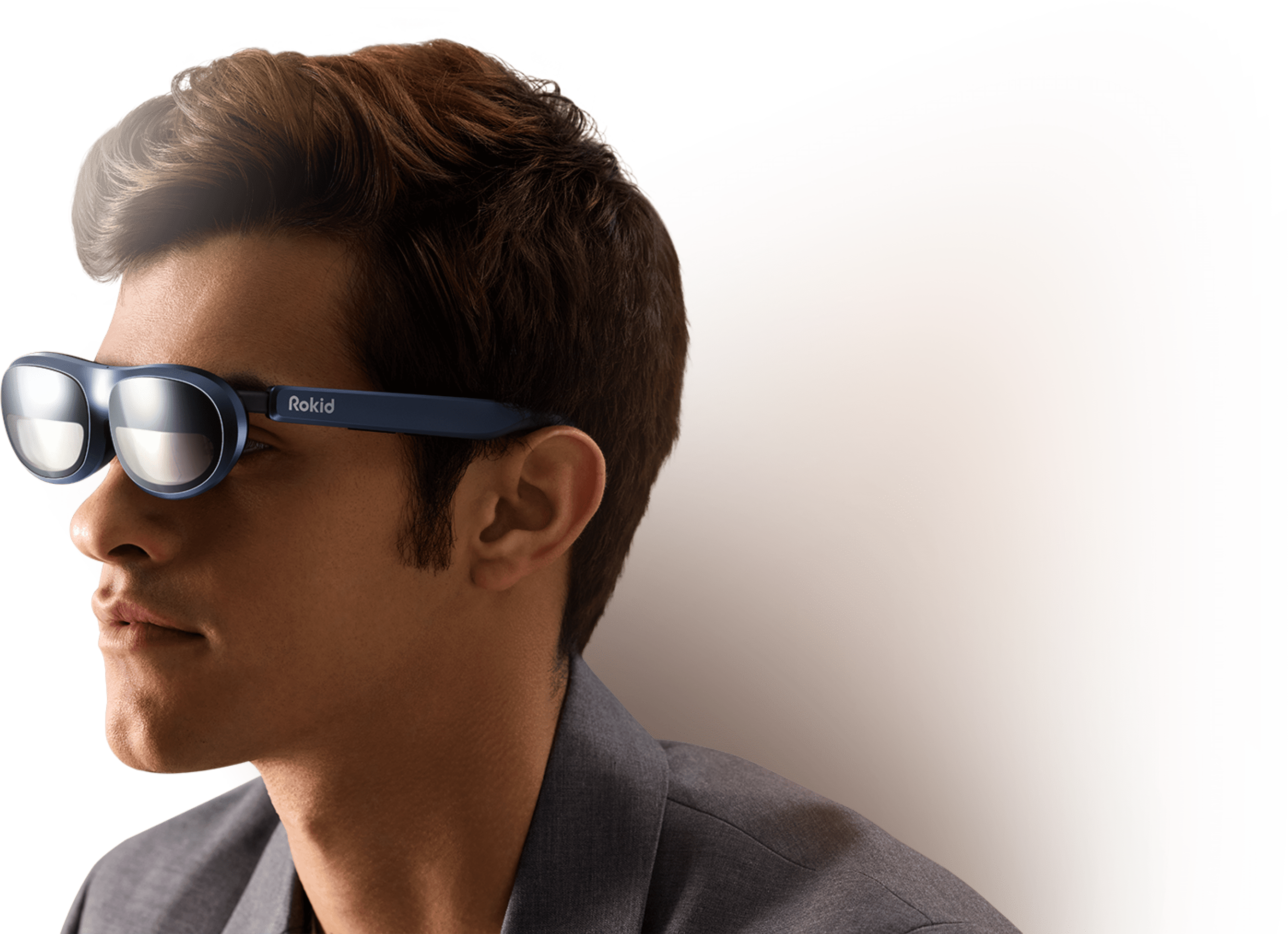 ผู้ชายสวมแว่นตา Rokid Max Augmented Reality